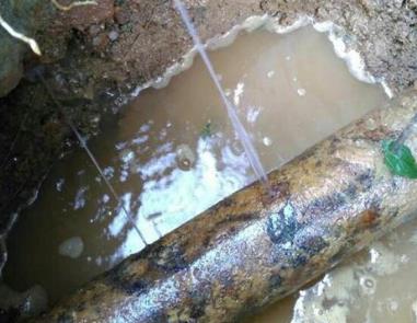 涧西楼顶渗水维修公司分享下地暖漏水的原因及检测方法。